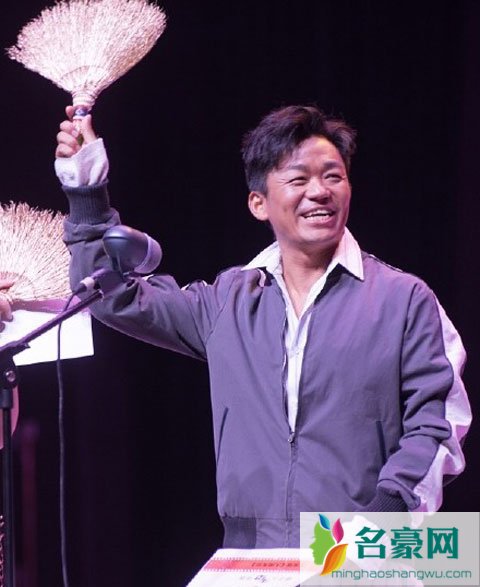 王宝强亲自上台领金扫帚奖 九年来首位敢直面该奖项的明星