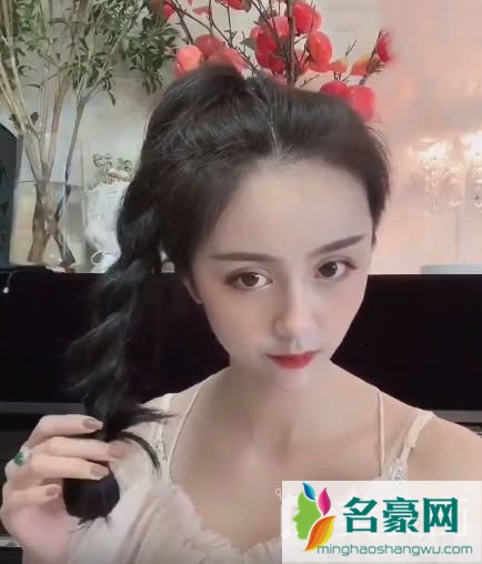 耳机辫子怎么辫 新款辫辫子的各种扎法步骤4