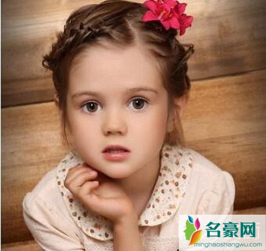 女宝宝编发发型图解_幼儿园扎头发简单好看_儿童编发大全简单漂亮4