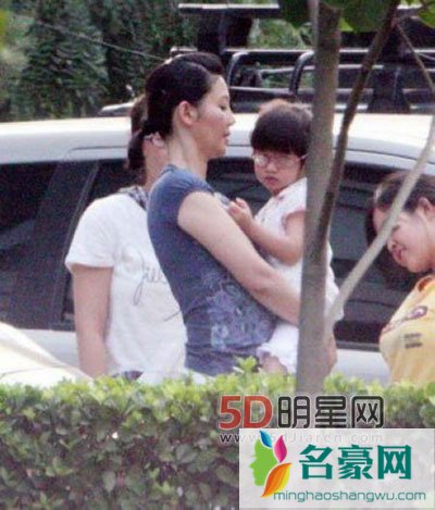 徐帆女儿是领养的吗 冯小刚徐帆领养孩子