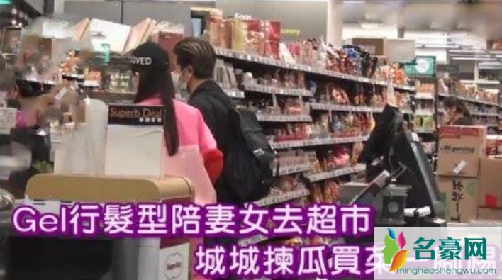 郭富城携妻女逛超市