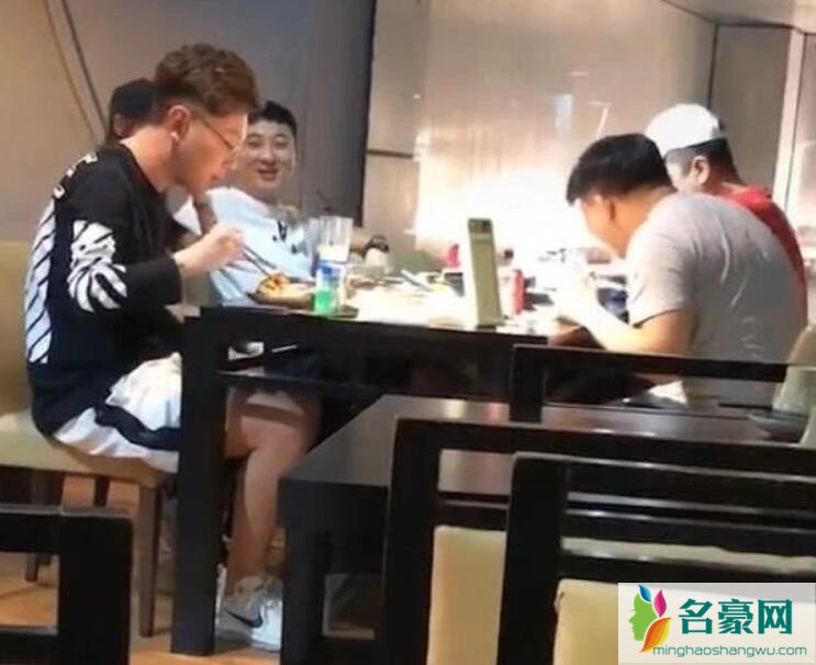 王思聪与友人聚餐