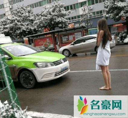 小伙被告知女友劈腿，人赃俱获后女友披浴巾街头道歉，该原谅吗？