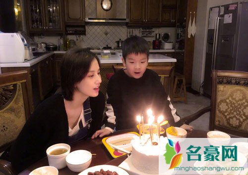 杨子黄圣依为儿子举行生日派对 三代同堂画面温馨
