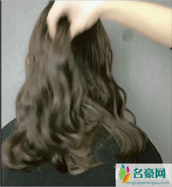 秋冬季女生烫什么发型好看图片欣赏_时尚好看的发型_好看又简单的扎头发6