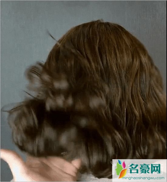 秋冬季女生烫什么发型好看图片欣赏_时尚好看的发型_好看又简单的扎头发8