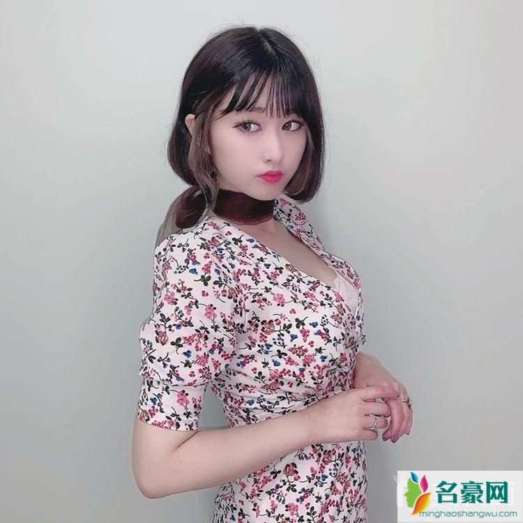 秋季女生适合什么长卷发_2019中长烫发型图片_好看的长卷发发型图片_卷发图片长发大卷2019款1