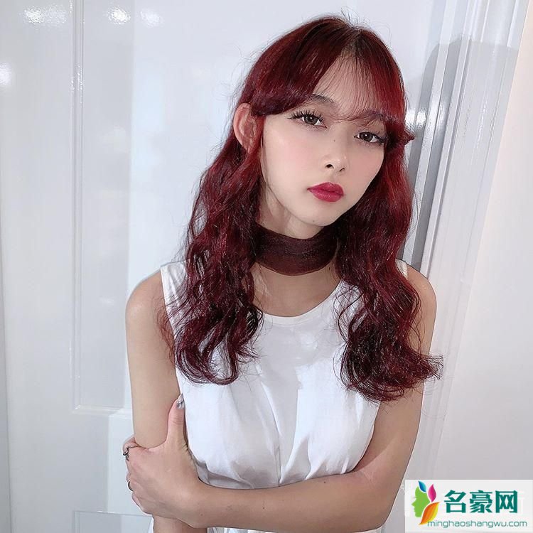 秋季女生适合什么长卷发_2019中长烫发型图片_好看的长卷发发型图片_卷发图片长发大卷2019款2