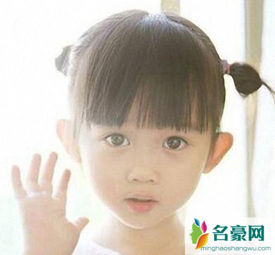 小女孩舞蹈发型绑扎方法_适合幼儿园小女孩跳舞发型图片2