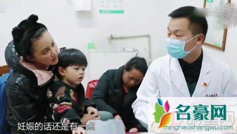 张歆艺护狗吼娃慈母人设崩塌 看病意外暴露备孕状态