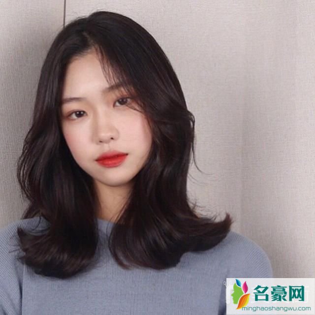 2019年新款发型女图片_2019年最新烫发图片_适合秋冬季的女生烫发发型图片3