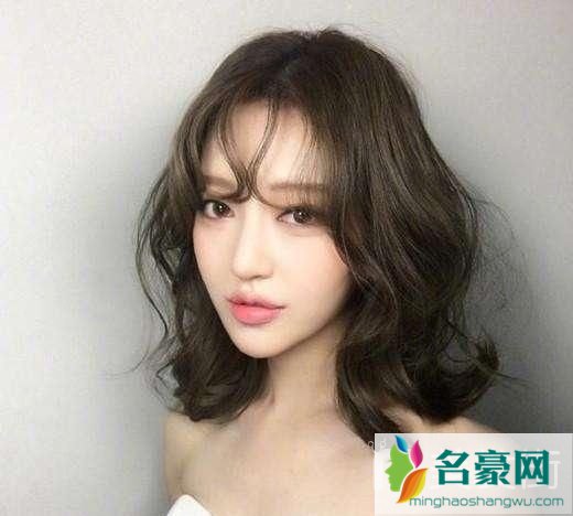 2019秋季女生流行发型：锁骨发