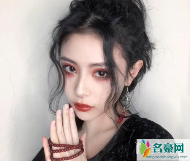 秋季女生流行发型：凌乱烫