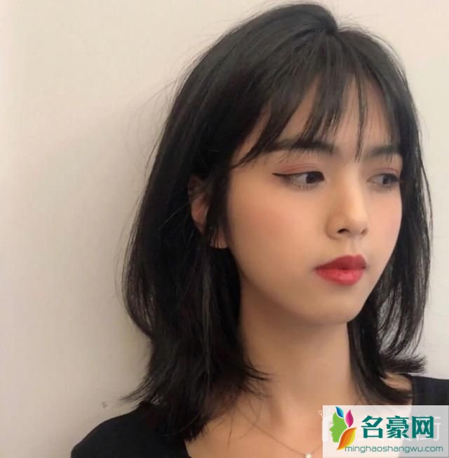 秋季女生流行发型：锁骨发