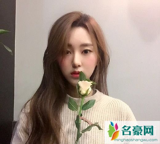 大卷长发图片2019新款_长发大卷图片女神范_2019女最新大卷烫发型_2019气质卷发图片4