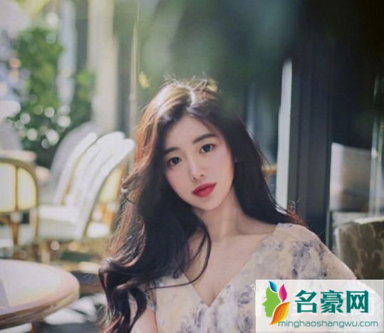 大卷长发图片2019新款_长发大卷图片女神范_2019女最新大卷烫发型_2019气质卷发图片7