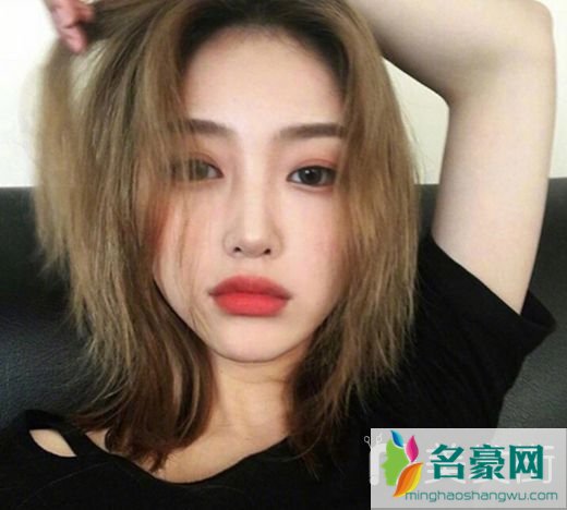 女生短发头发颜色：浅亚麻色