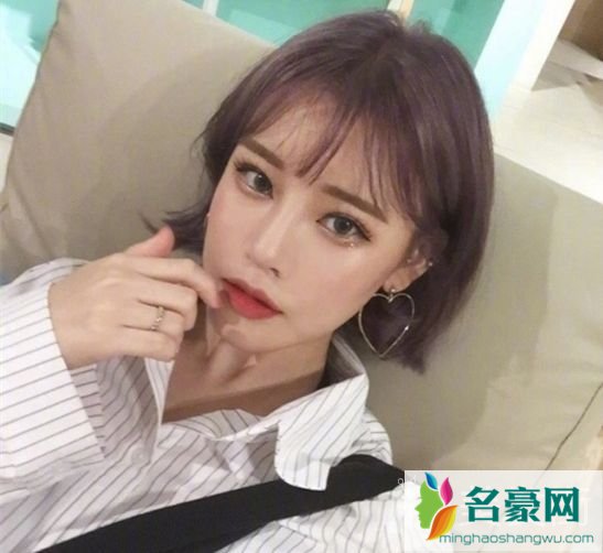 女生短发头发颜色：灰紫色