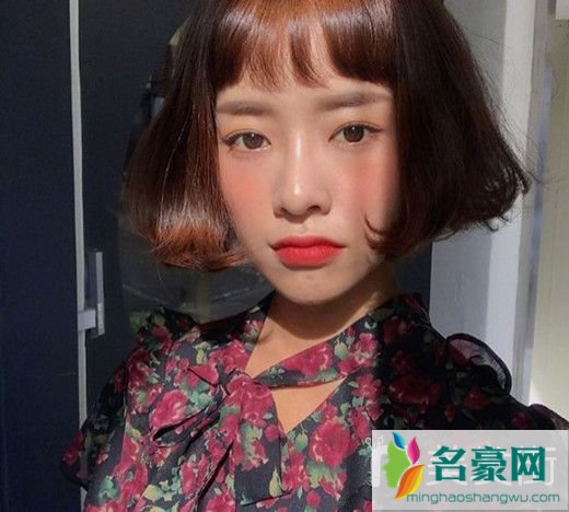 女生短发头发颜色：浅栗色