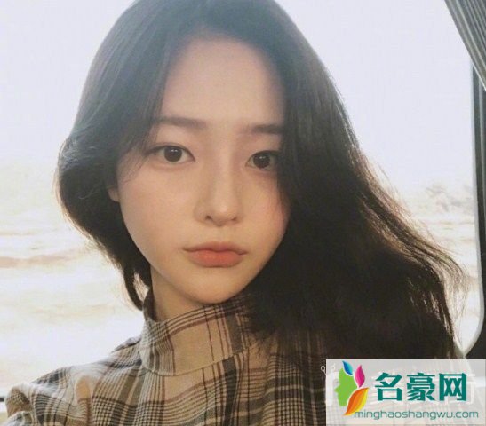 2019流行长睡发发型图片女_2019流行的女生发型图片5