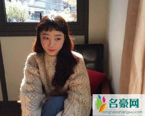 长发怎么扎简单好看_洋气中长发发型图片女生最新款式5