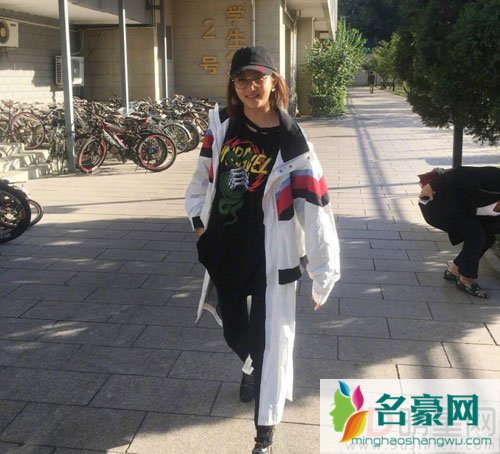 关晓彤现身北电被拍 与同学一路说笑不断