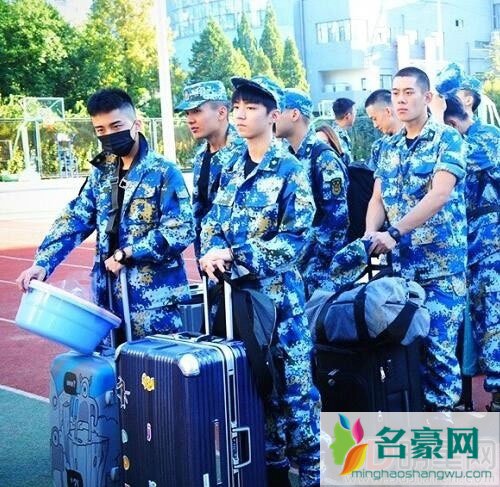 王俊凯大学军训 手拖行李箱面容严肃