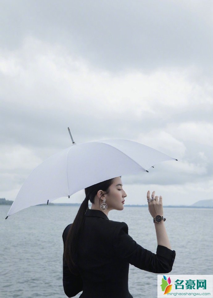 刘亦菲西装杀 利落洒脱悠然大气