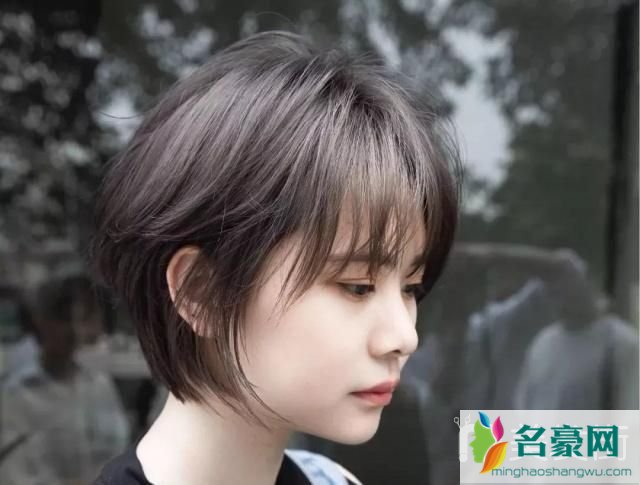 2019最流行女生车厘子短发发型图片3