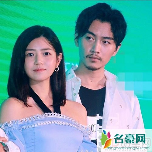 陈晓陈妍希婚后首同框 贴耳语秀幸福