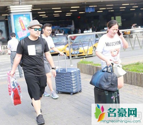 岳云鹏与妻子同框现身机场 妻子霸气回争议