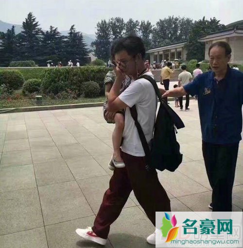 马伊琍一家现身西安 文章怀抱女儿尽显父爱