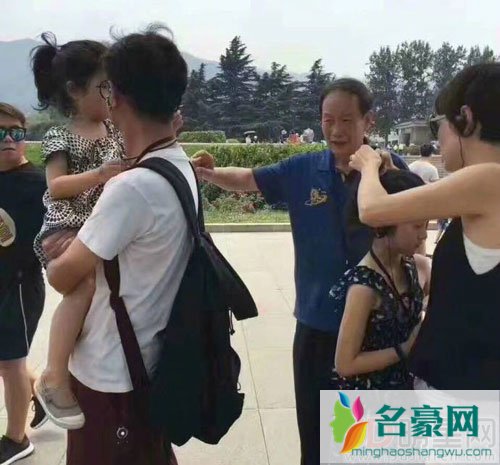 马伊琍一家现身西安 文章怀抱女儿尽显父爱