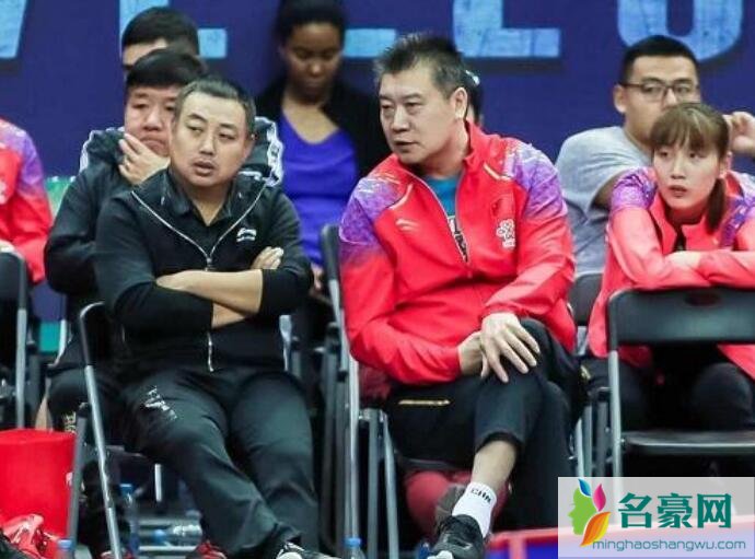 刘国梁和众教练一起观看比赛