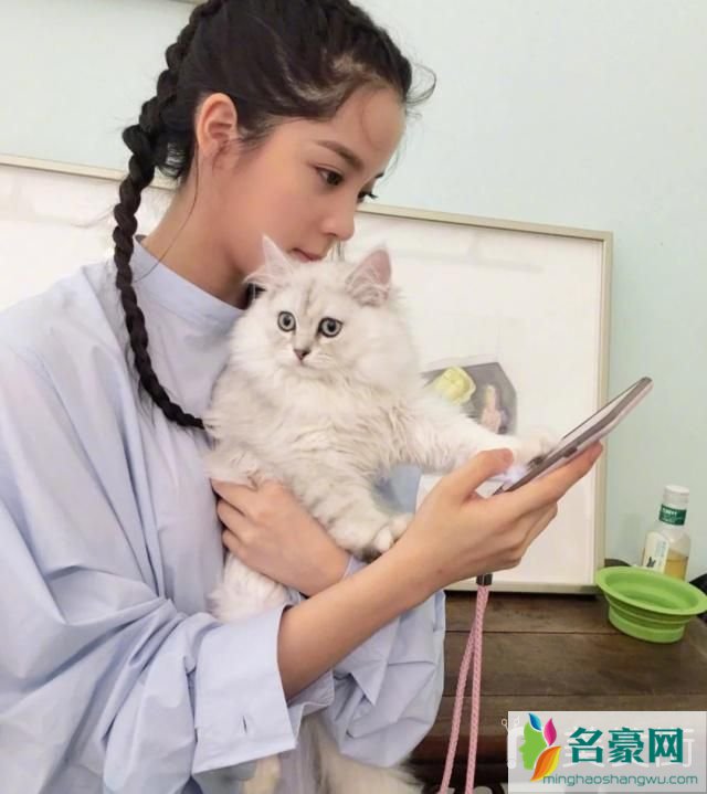 女生简单漂亮扎发：麻花马尾辫