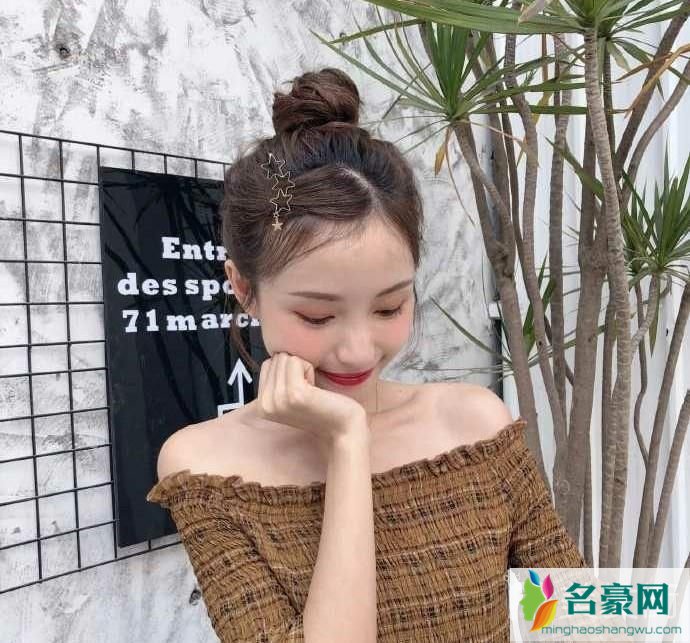 不烫不染的女生造型：丸子头加发卡