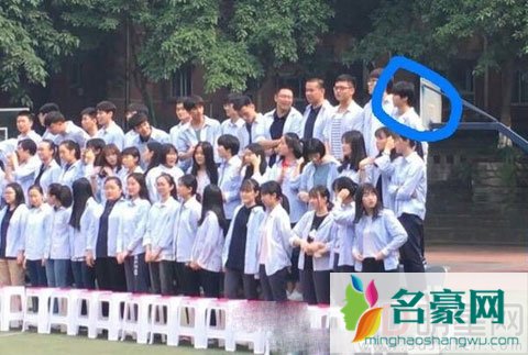 王俊凯毕业照身高被调侃 没有对比就没有伤害