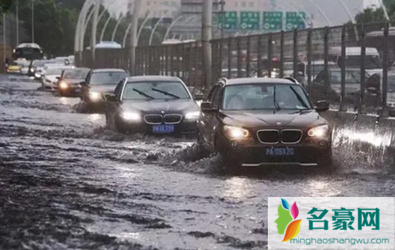 高速暴雨可以打双闪吗1