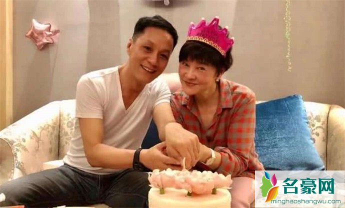 冯远征与妻子梁丹妮25年银婚照片