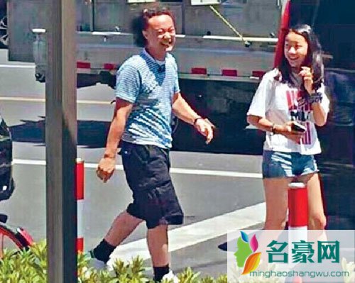 陈奕迅女儿陈康提近照 与妈妈走在一起好似姐妹