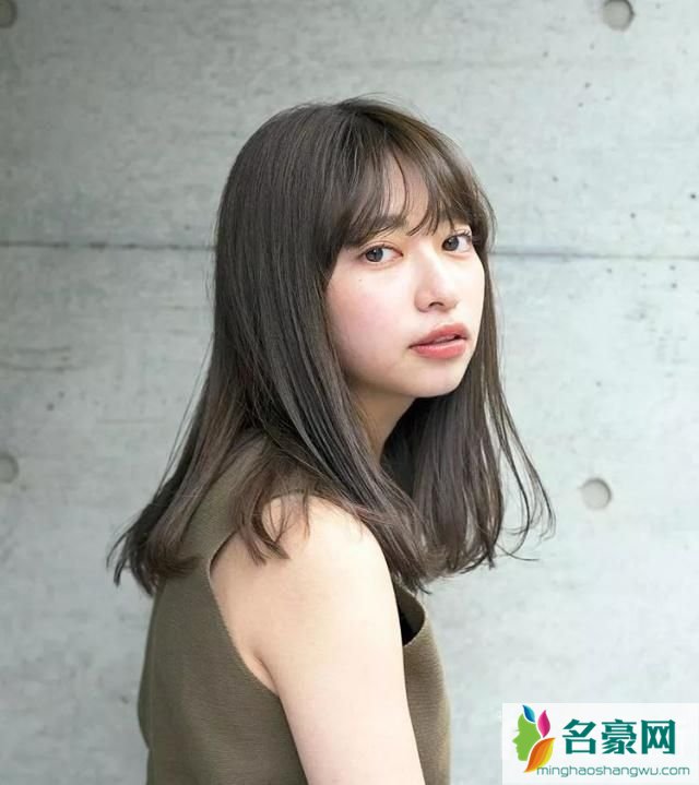 2019夏季女生流行发型：中长发1