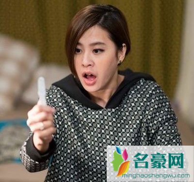 黄小柔和谁结婚了 黄小柔黑色婚纱照