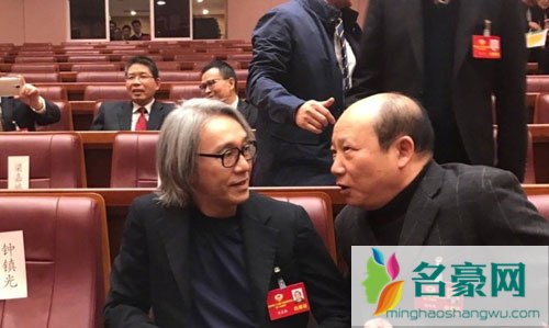 周星驰参加政协会议 满头白发对比照让人止不住心酸