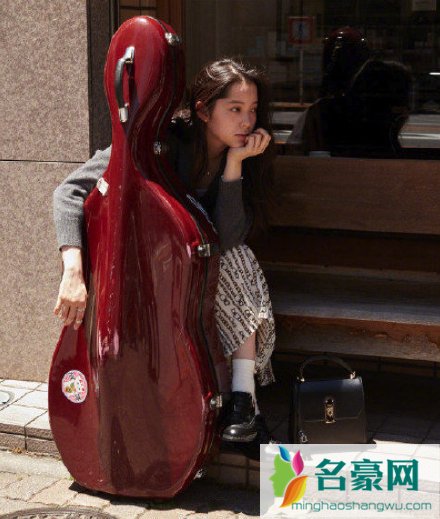 欧阳娜娜登上封面 日系俏皮大提琴少女