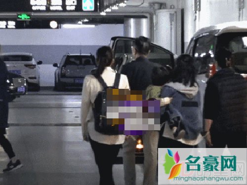 靳东和家人逛街吃饭 与妻子无形秀恩爱