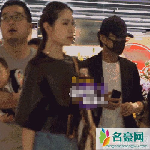 靳东和家人逛街吃饭 与妻子无形秀恩爱