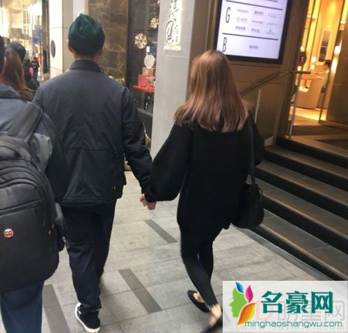 余文乐与娇妻甜蜜出街 妻子小腹成焦点再起怀孕传闻