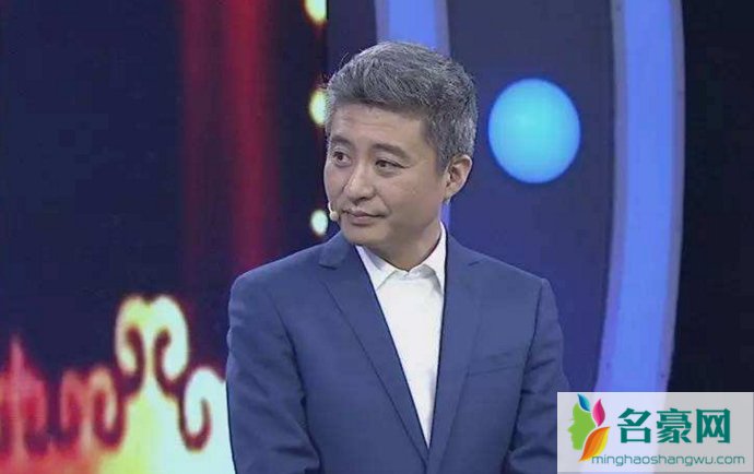 演员周炜为何一头白发