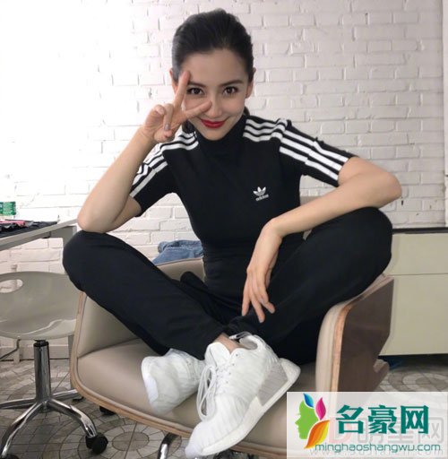 Angelababy产后复工 与黄晓明现身机场