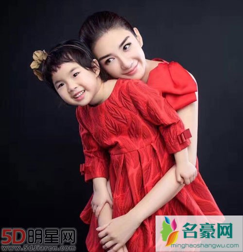 黄奕带女儿逛五台山 黄奕女儿近照